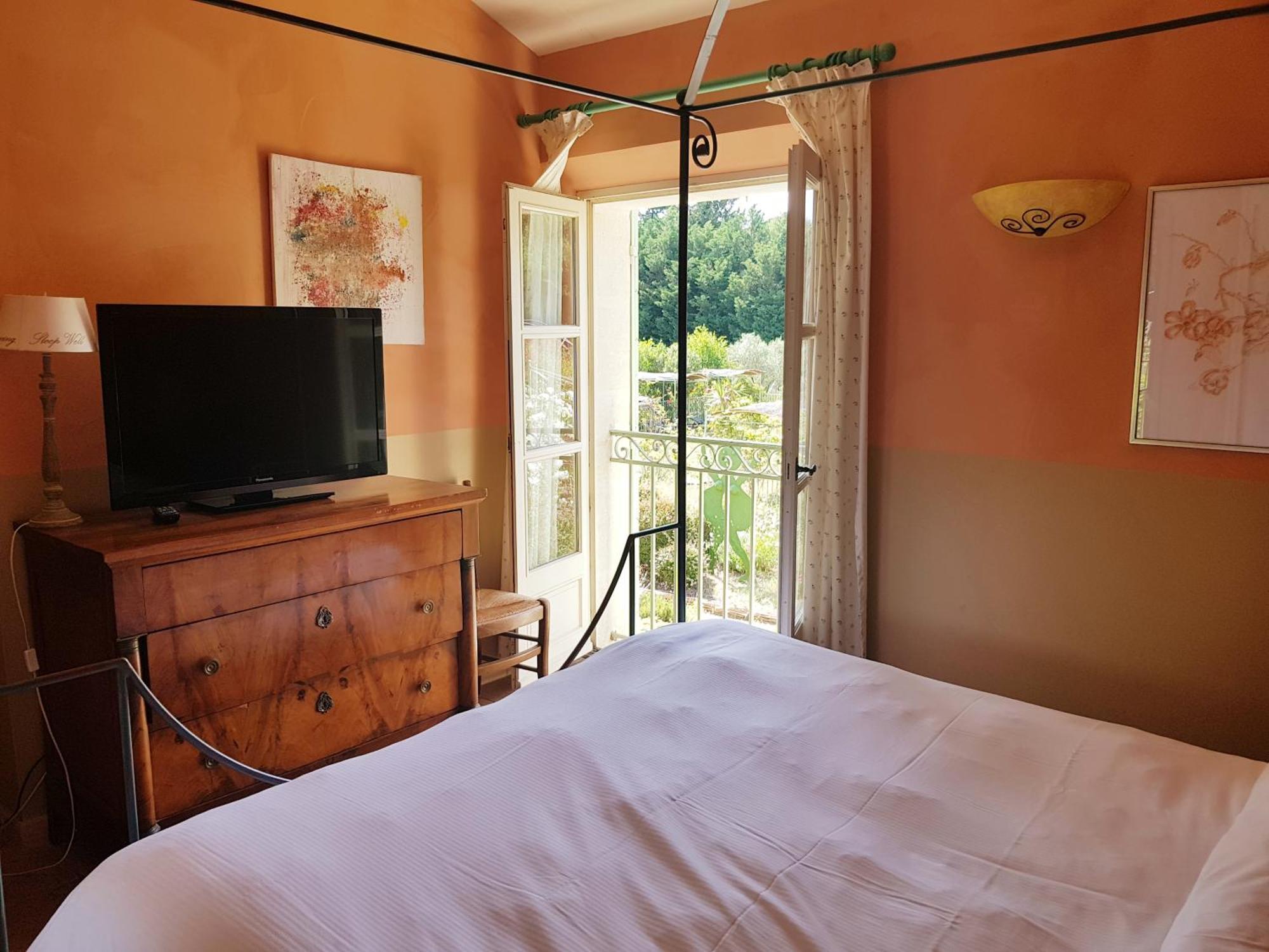 Couette-café Mas des Figues La Ferme de Philippe #Ecotourism #Agrotourism #Ruraltourism #Countryhouselodge #zeropesticide #conversionbio #OrganicVegetarianBrunch Saint-Rémy-de-Provence