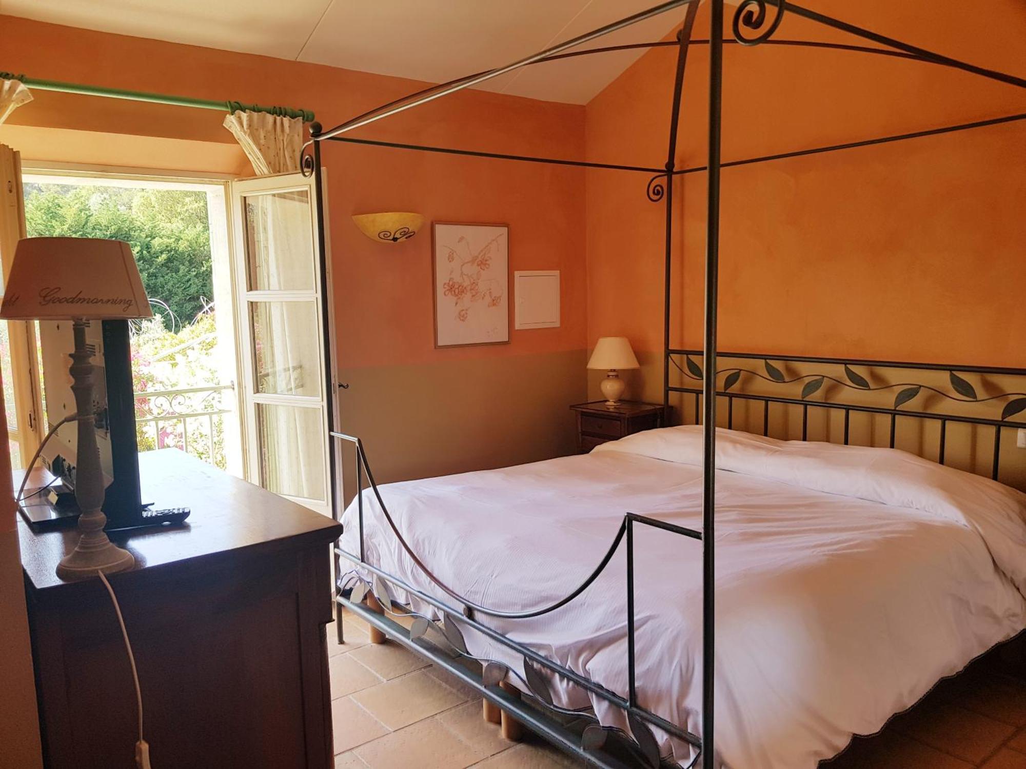 Couette-café Mas des Figues La Ferme de Philippe #Ecotourism #Agrotourism #Ruraltourism #Countryhouselodge #zeropesticide #conversionbio #OrganicVegetarianBrunch 4*